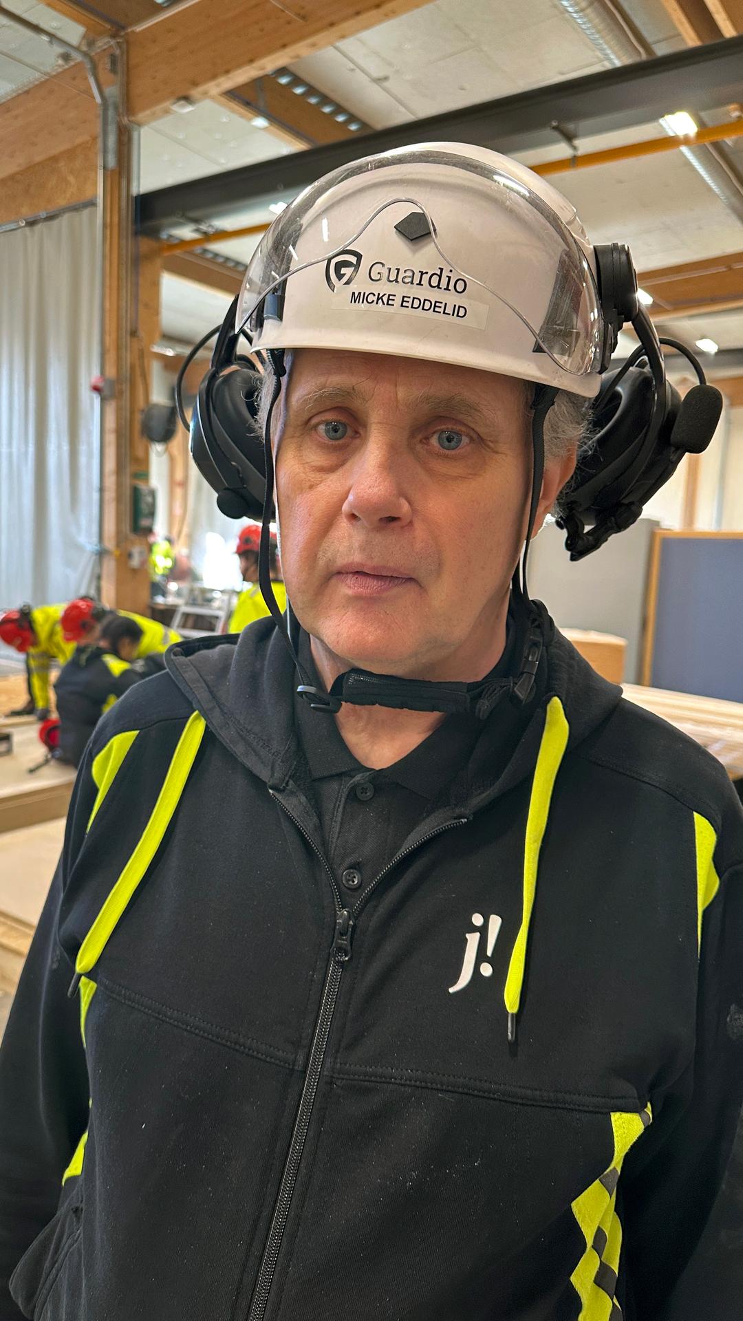 en man i hjälm och öronkåpor