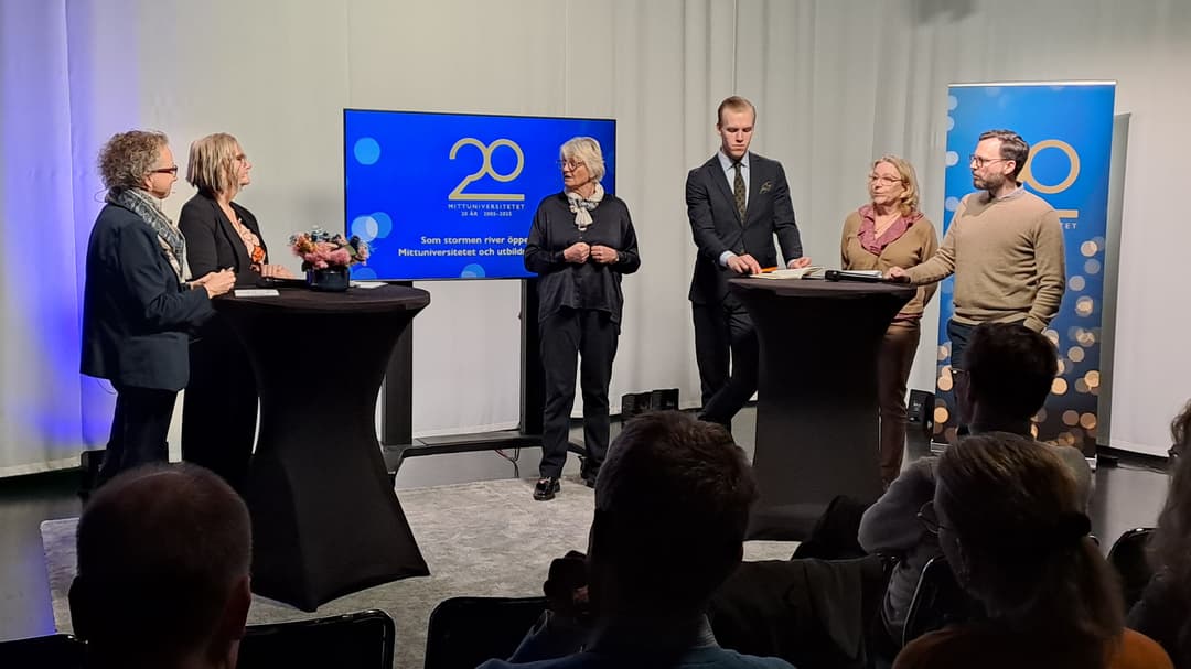Fyra kvinnor och två män vid två ståbord i en tv-studio