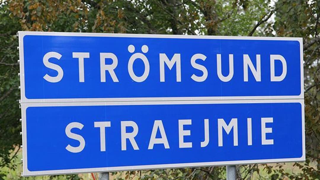 Dubbel vägskylt med texten Strömsund Straejmie