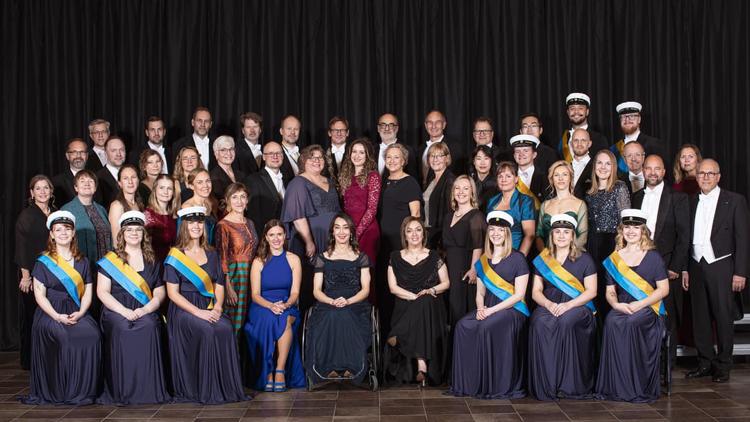 Ett gruppfoto med 48 finklädda personer. 