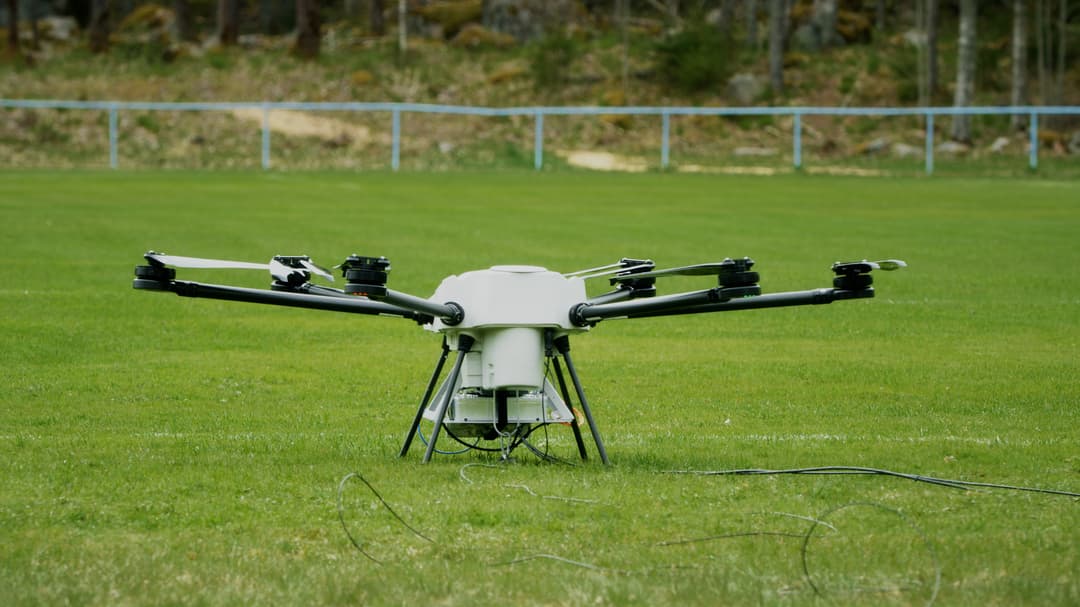 5G-utrustad drönare fjärrstyr skogsmaskin