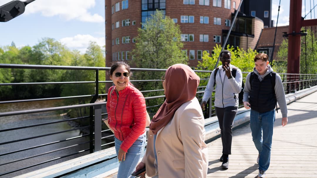 Studenter som går på bro vid Åkroken, Campus Sundsvall. 
