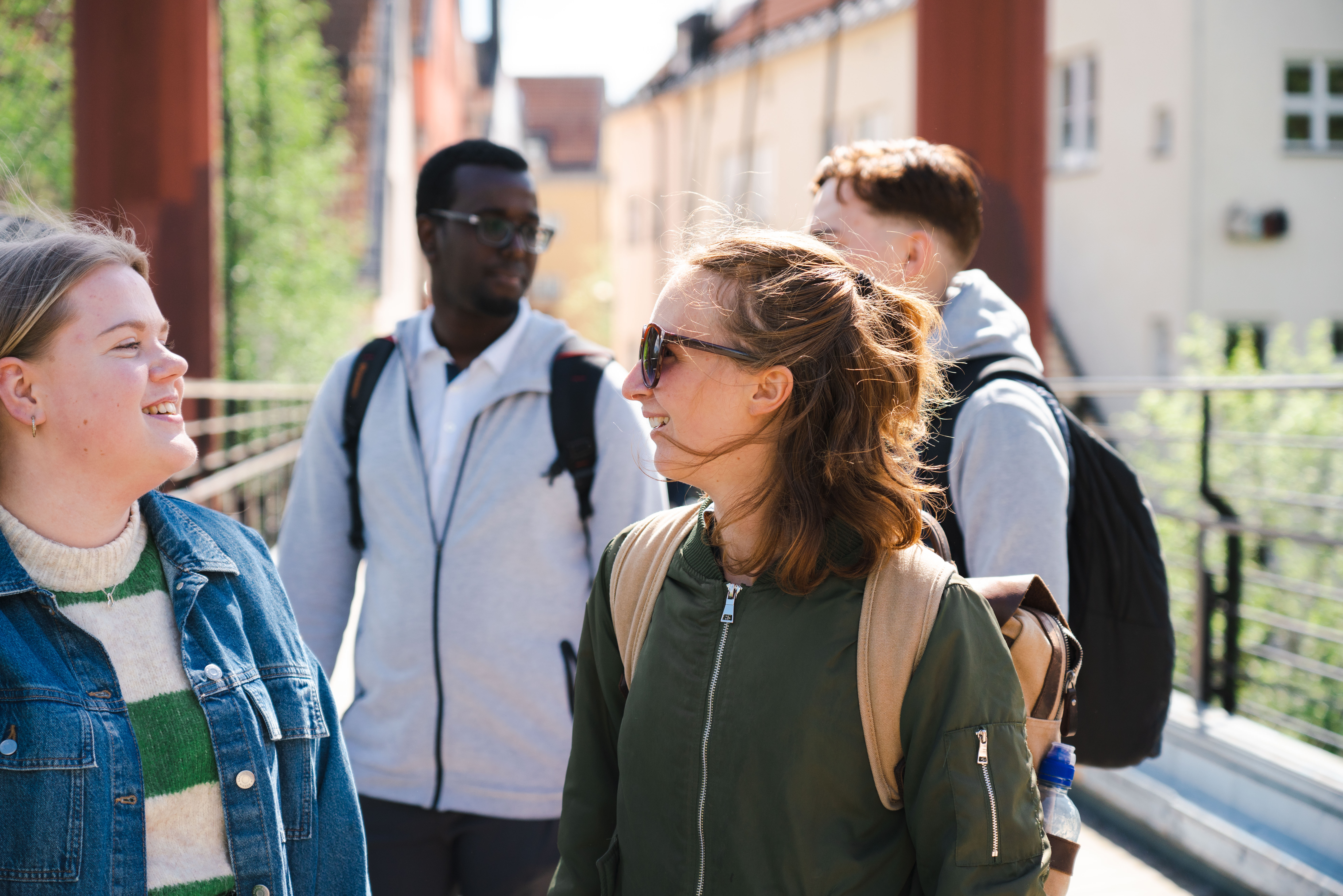En grupp studenter som står och pratar med varandra. 