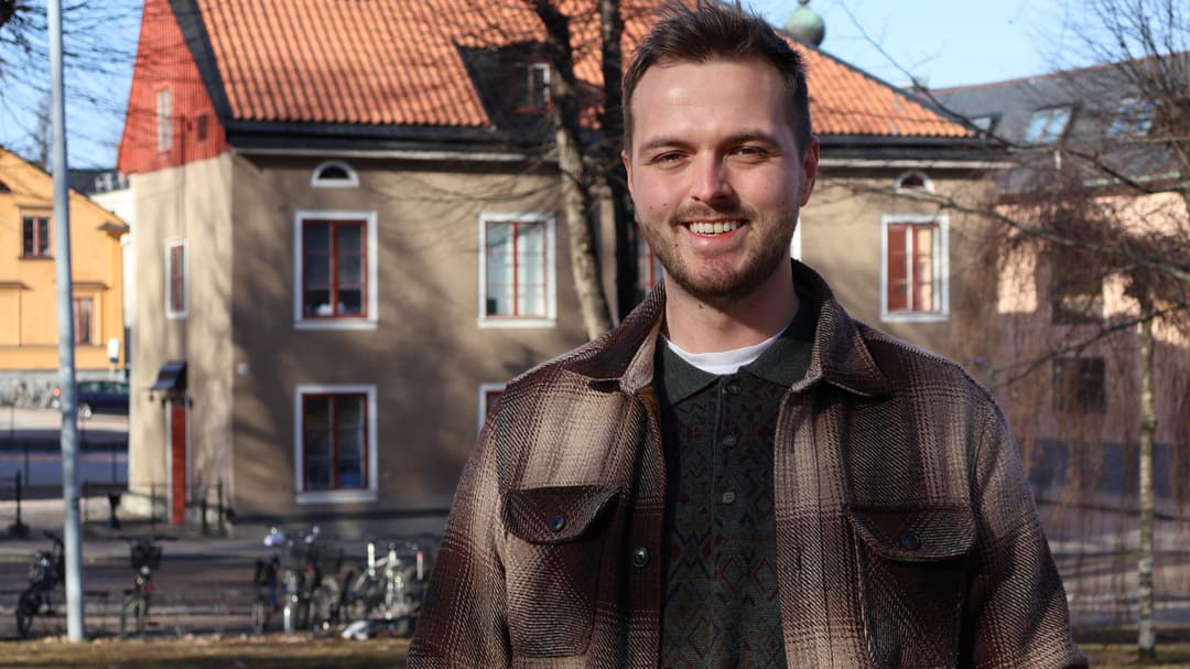 En man med brunt hår och brun jacka
