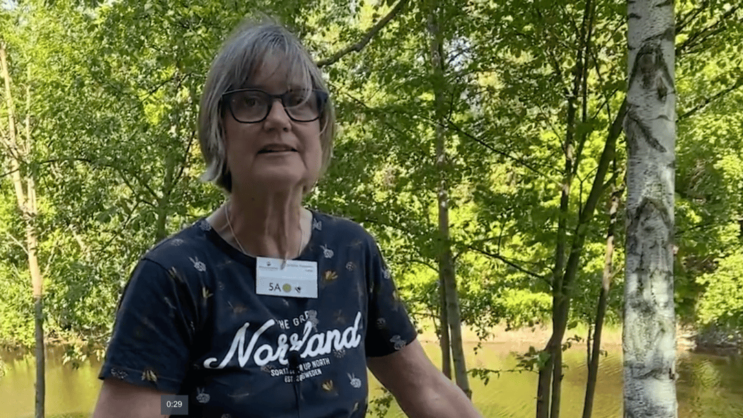 en kvinna och träd