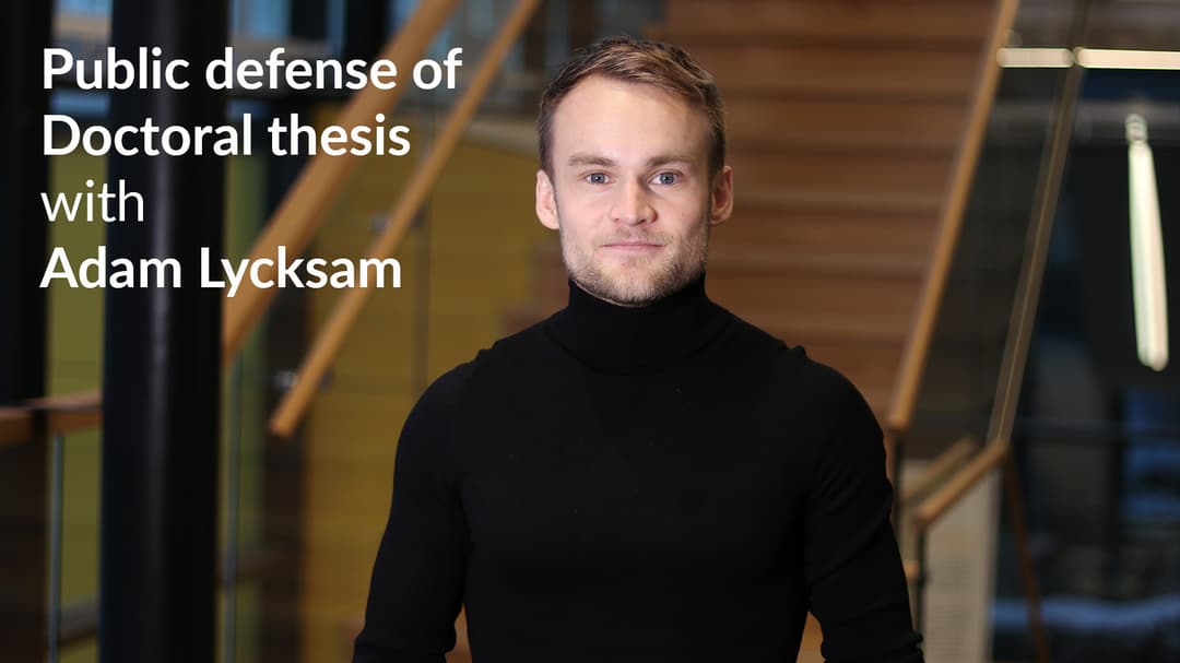 Man med kort blont hår och svart tröja