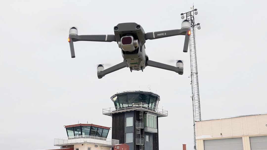 En drönare som lyfter på en flygplats