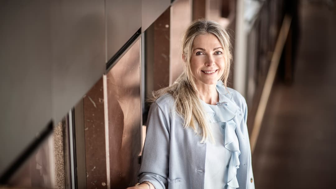 Porträttfoto av leende kvinna i ljusa kläder