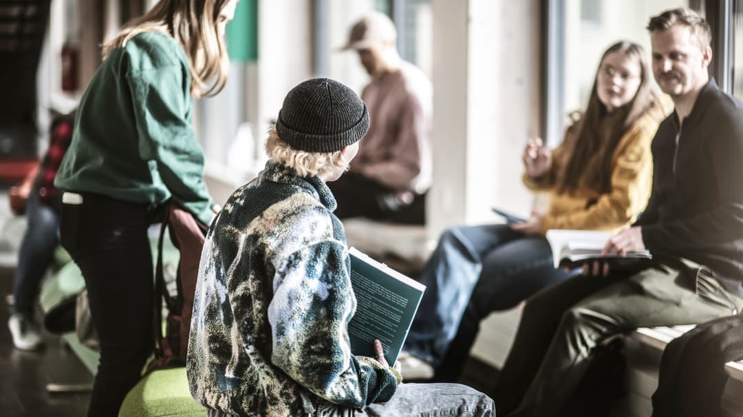 Studenter i campusmiljö.