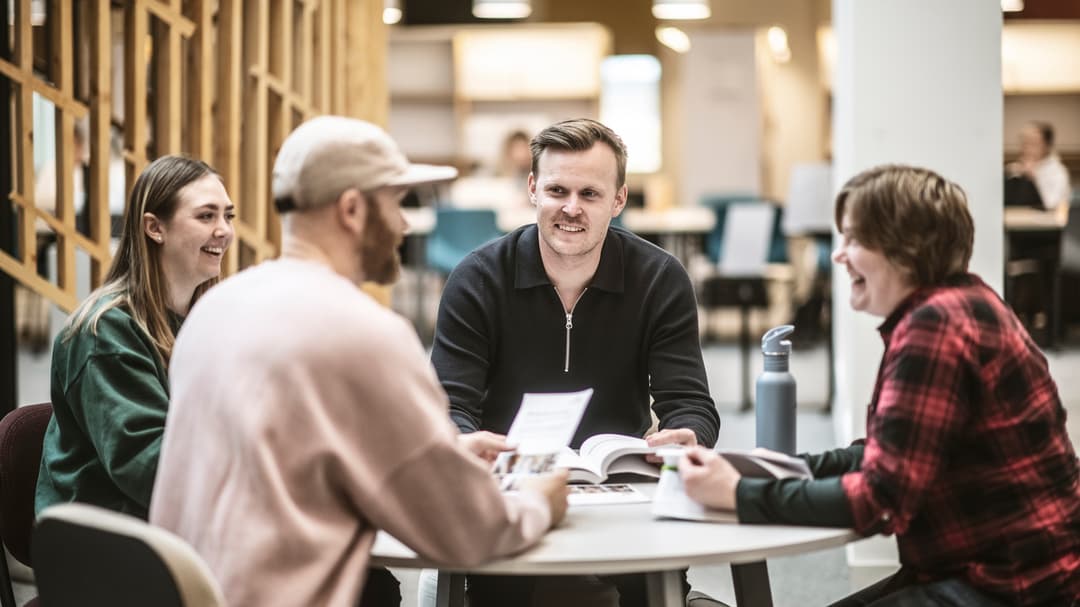 Studenter i campusmiljö.