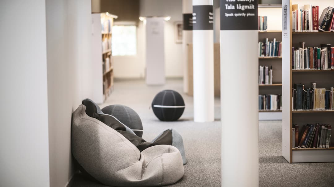 Studenter i campusmiljö.