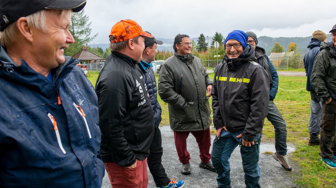 En grupp människor som står och pratar.