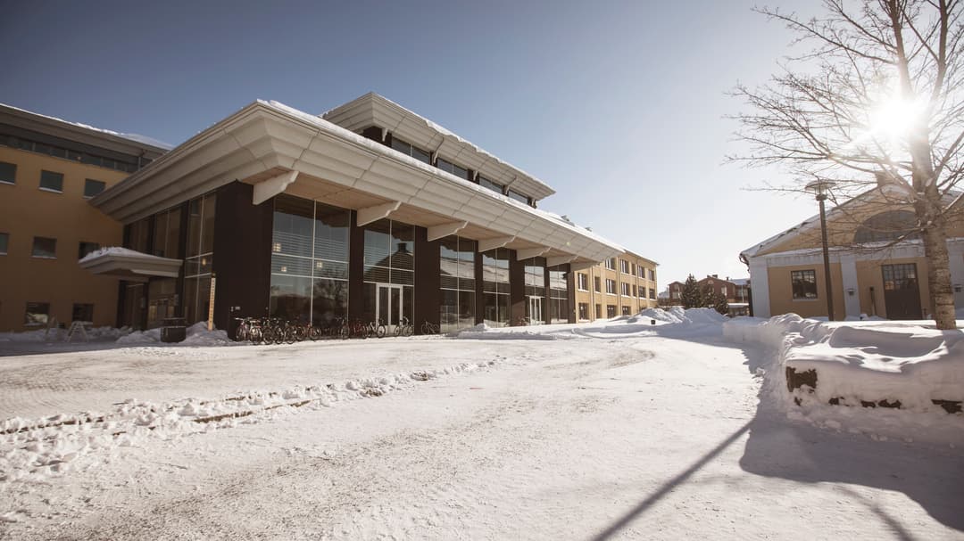 Vinterbild över Hus G, Campus Östersund 