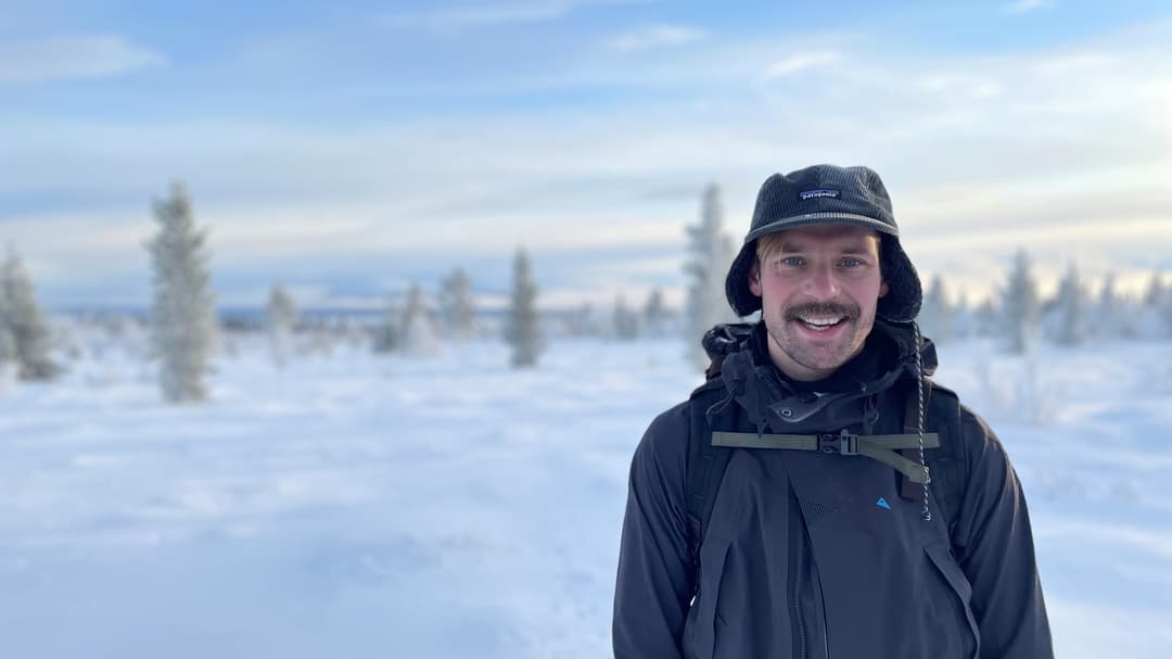 Fredrik Olausson i ett vintrigt landskap