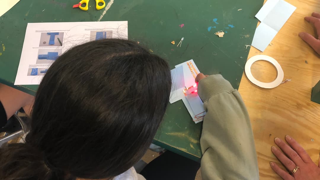 En flicka som tillverkrar en helikopter i Makerspace.