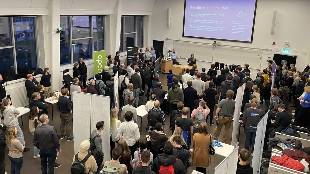 Exjobbsevent med företag och studenter som minglar i sal på Campus Sundsvall