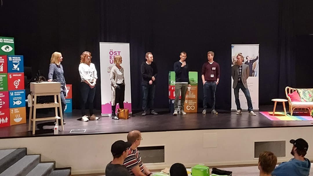 IT-företagen står på scenen inför it-studenternad träffar studenterna