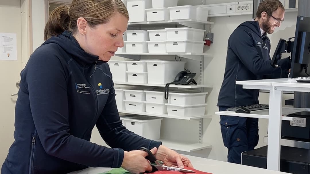 Två personer i ett labb