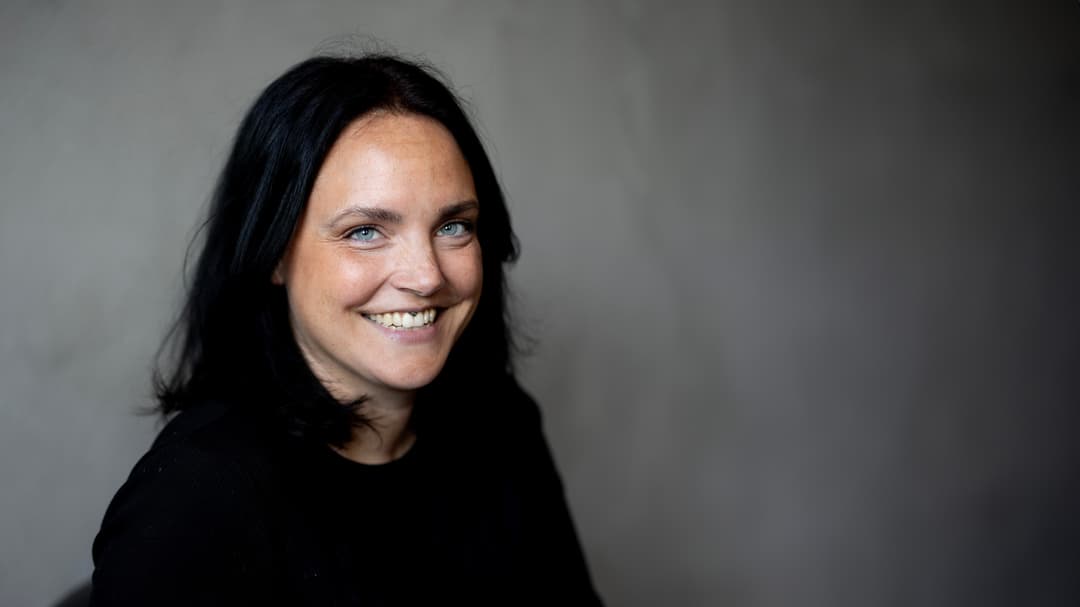 Porträtt av en leende kvinna