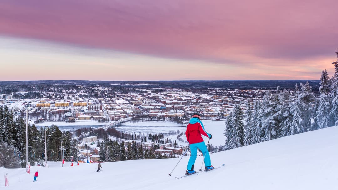 En pojke som åker slalom i Östersund