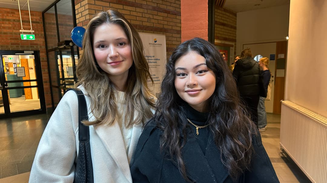 Två kvinnor poserar för en bild