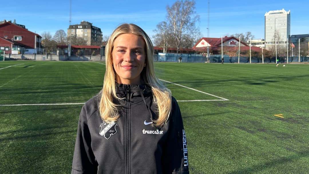 en kvinna på en fotbollsplan