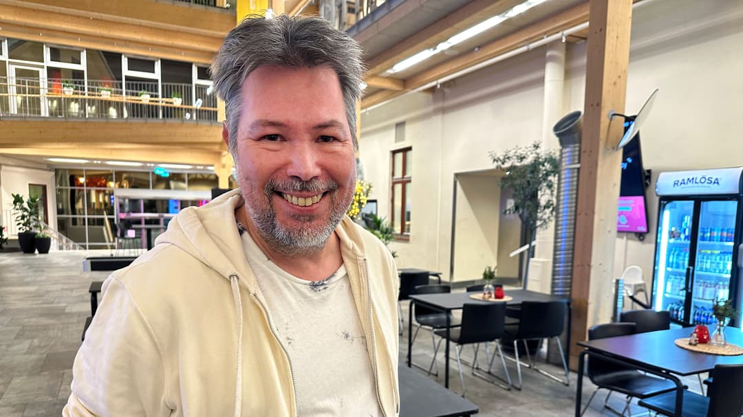 man som ler mot kameran