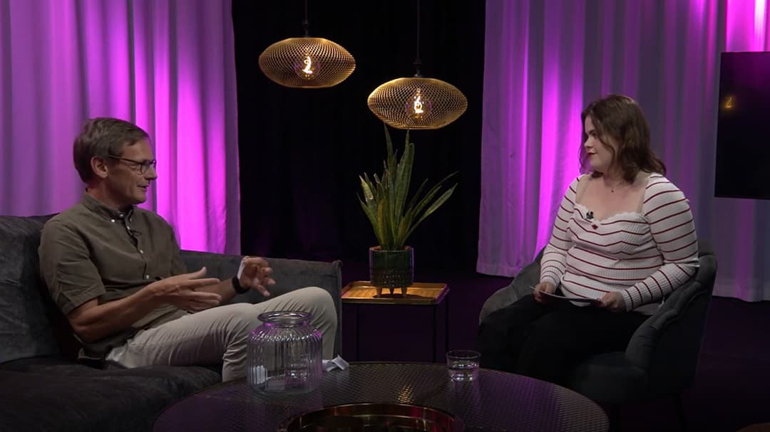 Två personer i en studio och pratar med varandra.