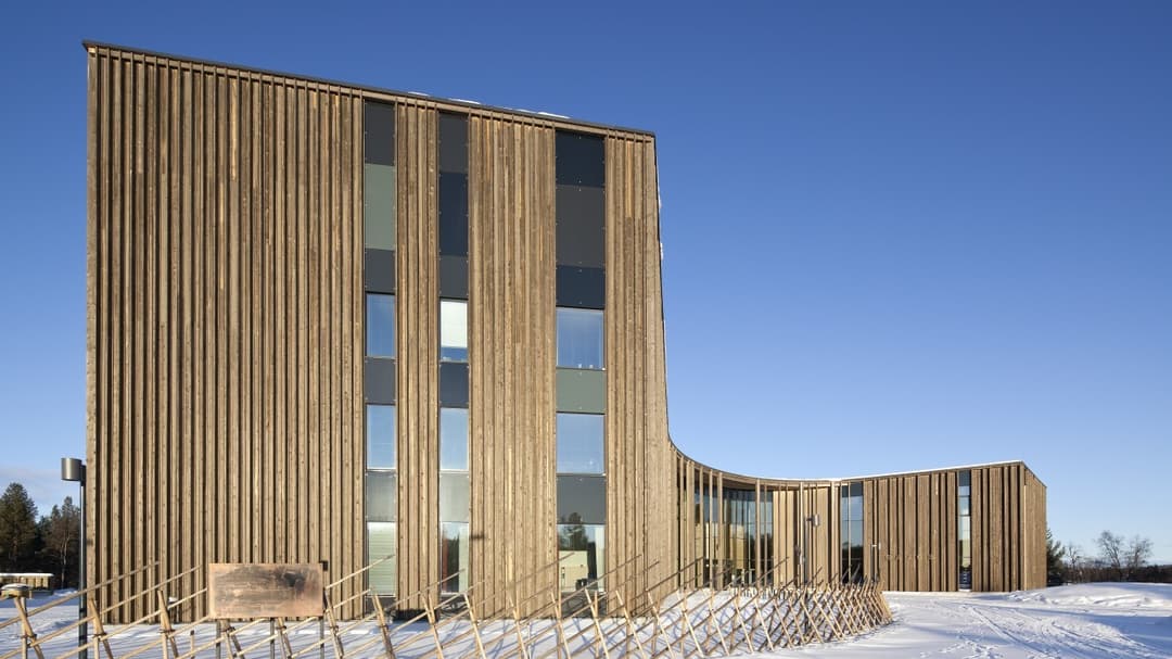 Träbyggnad med svängd form och fyra våningar