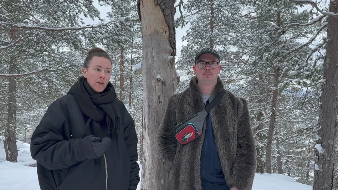 En blond kvinna med svart jacka och en man med keps och grå jacka