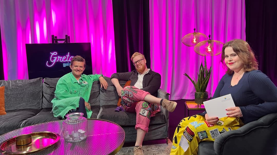 Tre personer sitter i en studio och tittar mot kameran.