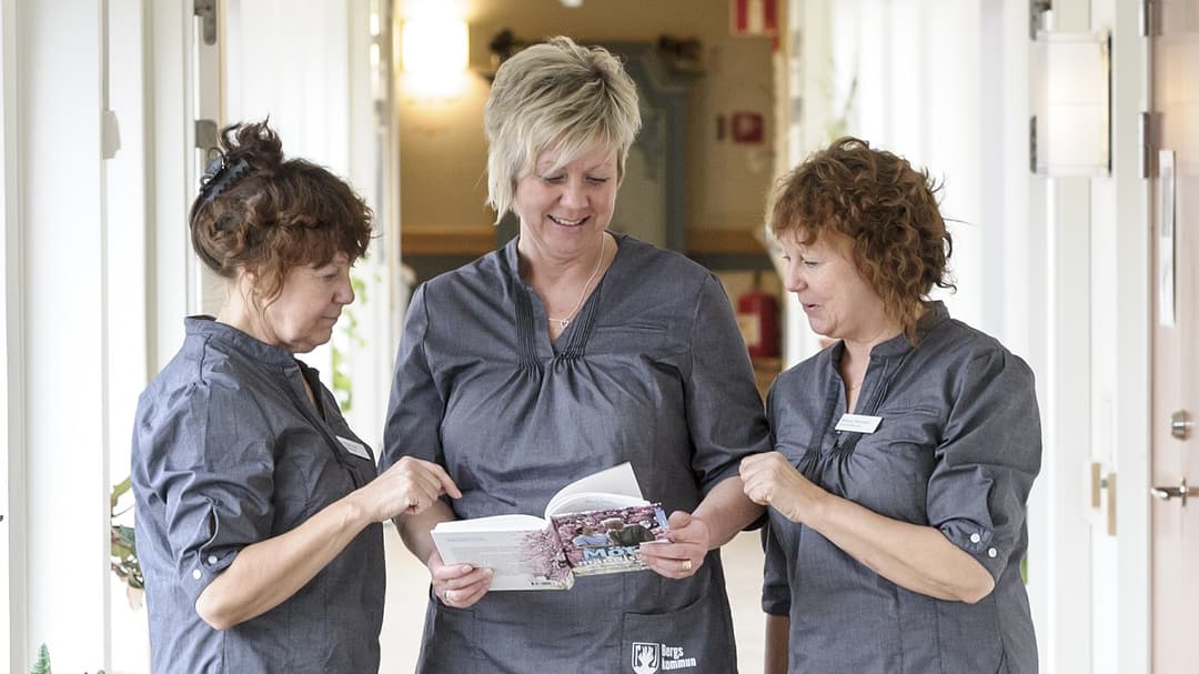 Södermanmodellen i Bergs kommun, Doris (t v) och Monica Söderman implementerar Södermanmodellen på Tallgläntans vårdboende, Hackås tillsammans med Eva-Karin Åkerberg, enhetschef.