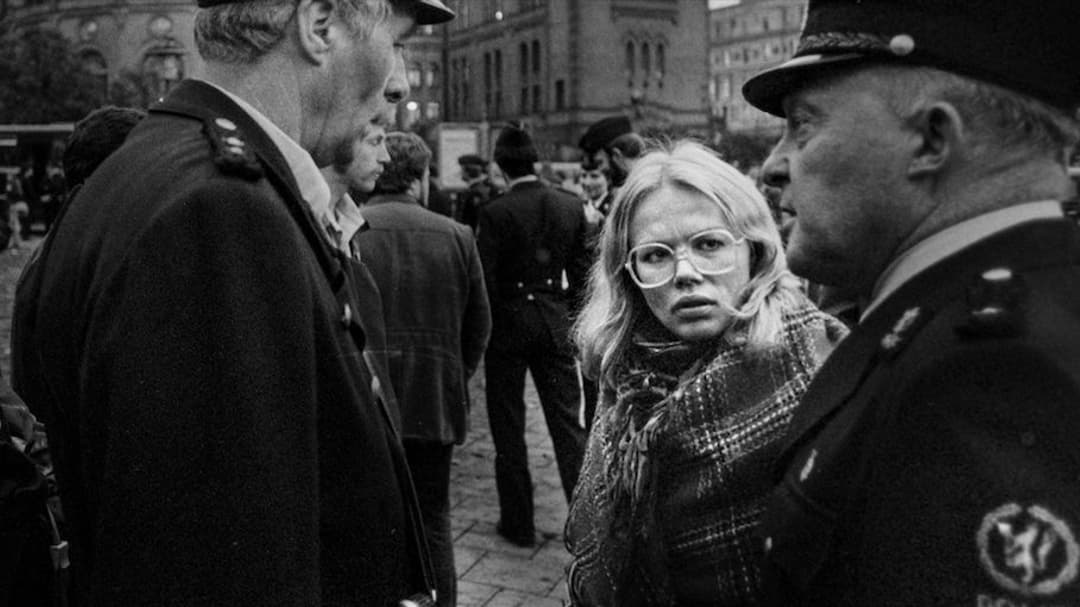 Kvinna och två poliser