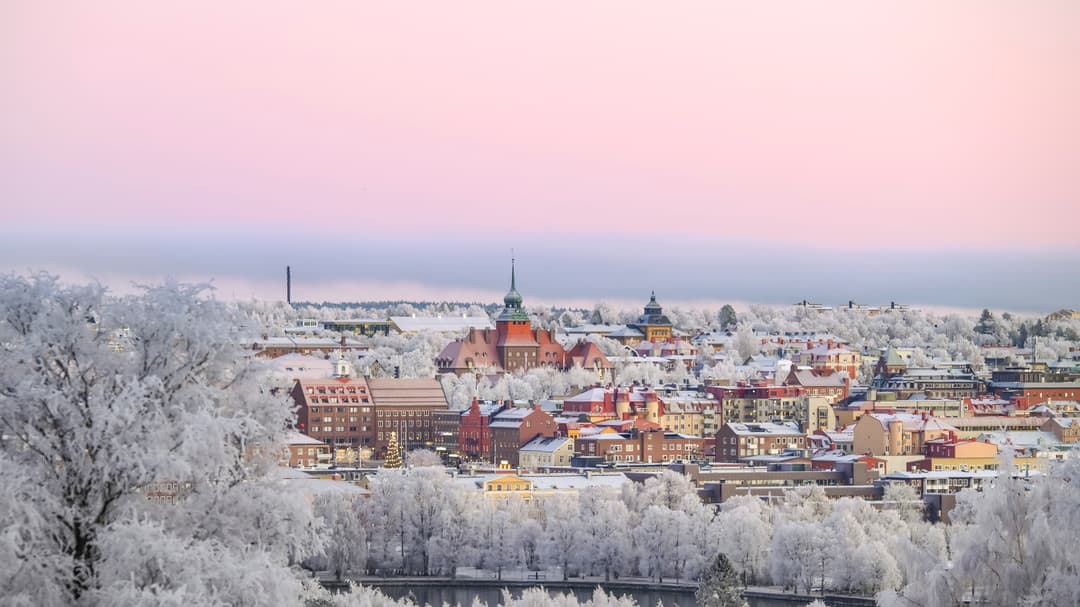 Vy över Östersunds stad i vinterskrud. 