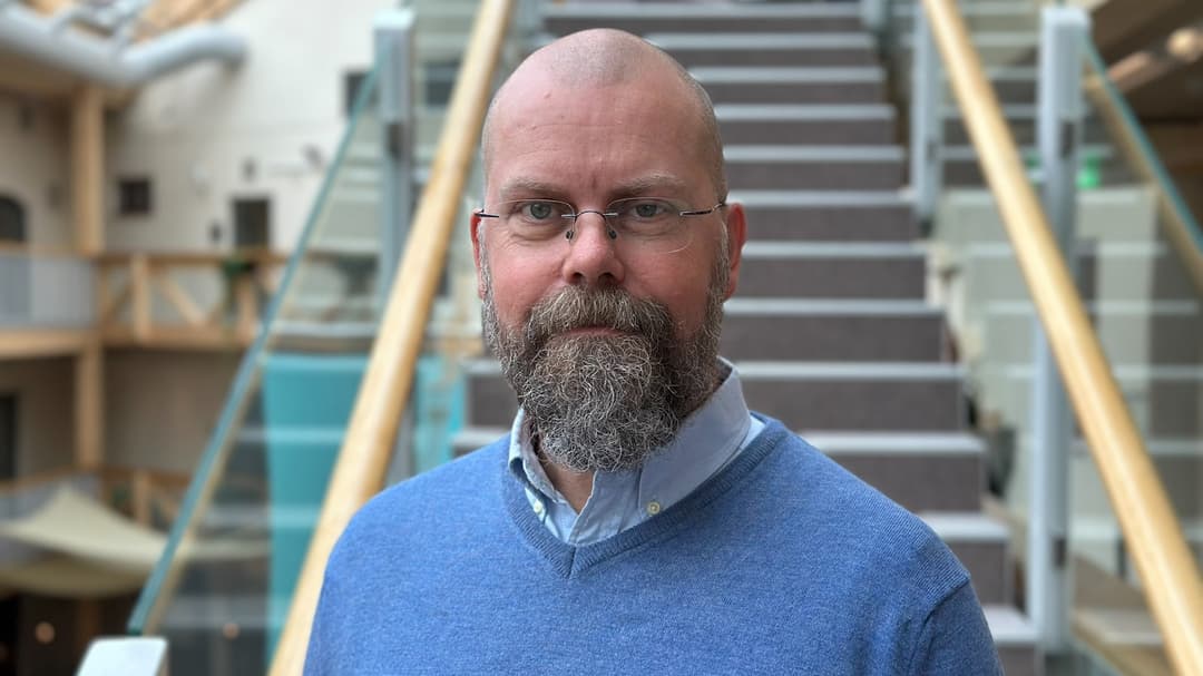 Marcus Sundgren framför en trappa i Grönborg