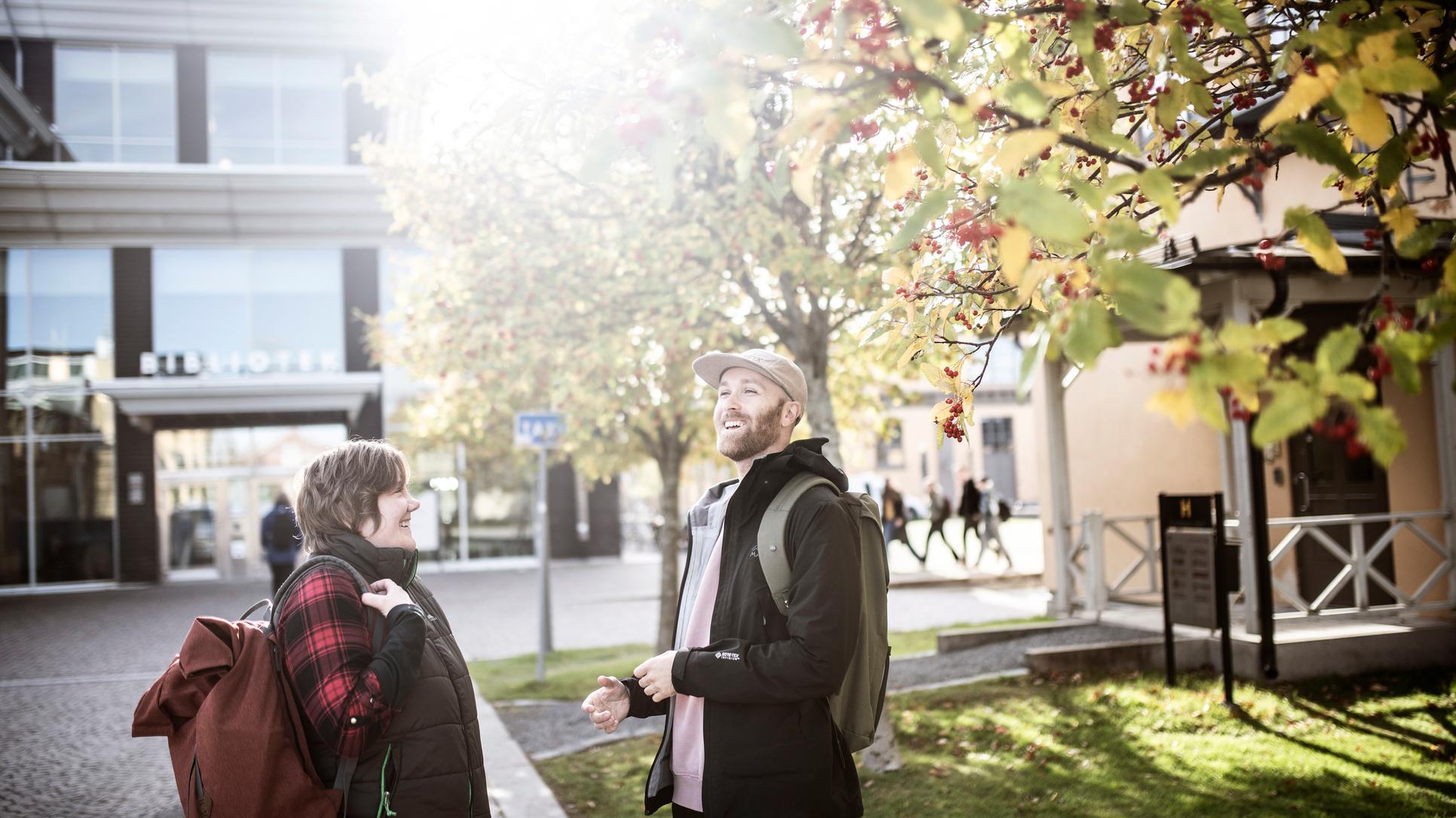 Två studenter utanför biblioteket, Campus Östersund