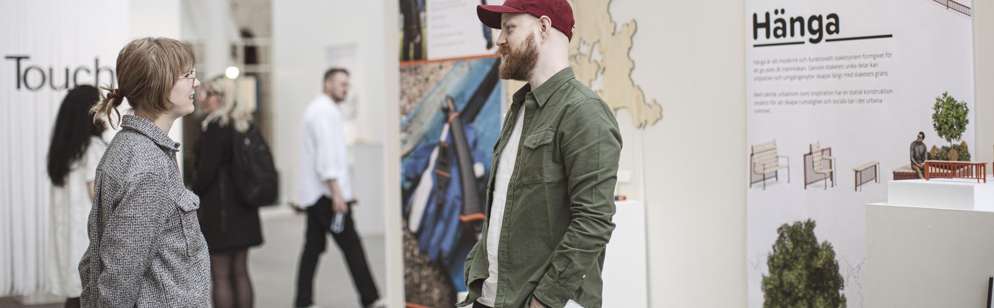 Studenter samtalar på vernissage