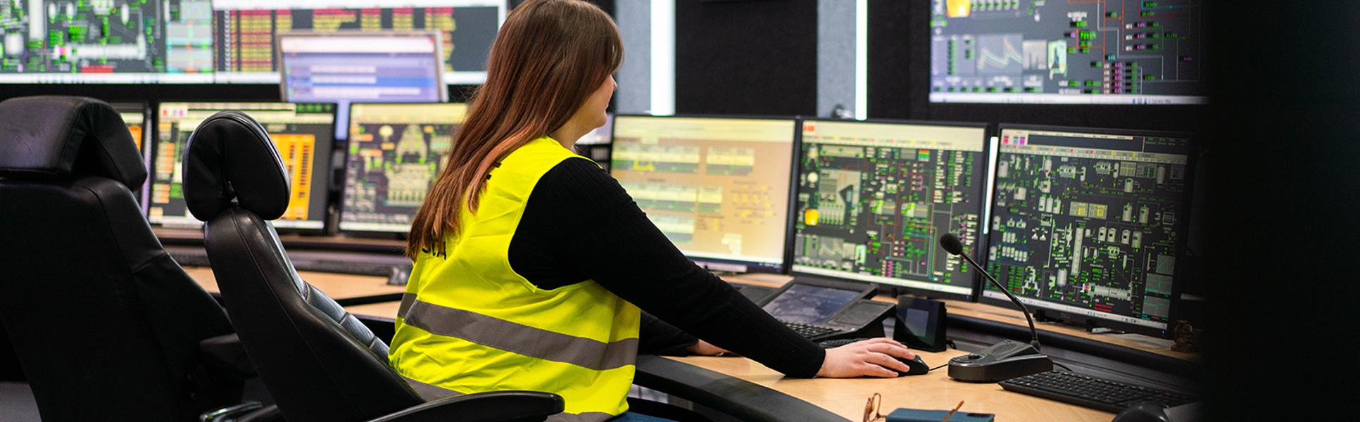 En automationsstudent på besök i industri.