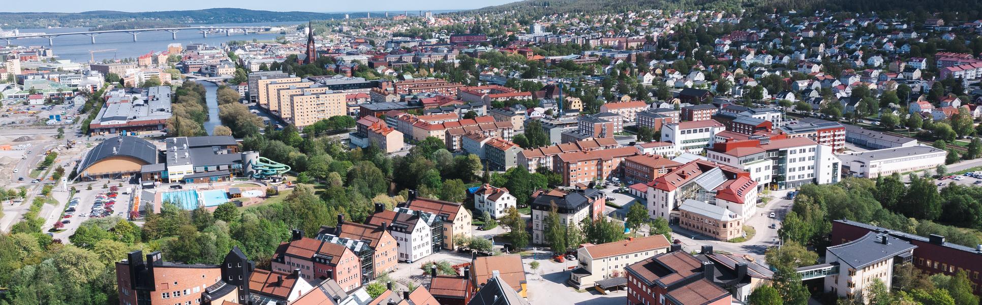 Drönarbild, Campus i förgrunden, Sundsvalls stad i bakgrunden