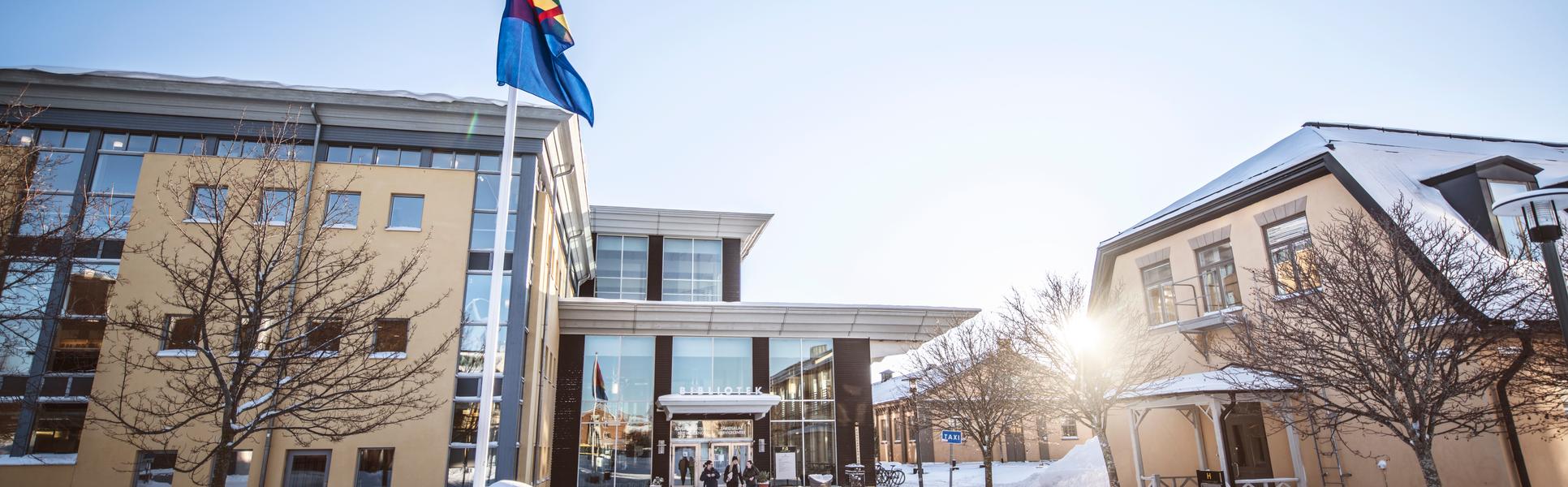 Campus Östersund med samiska flaggan 