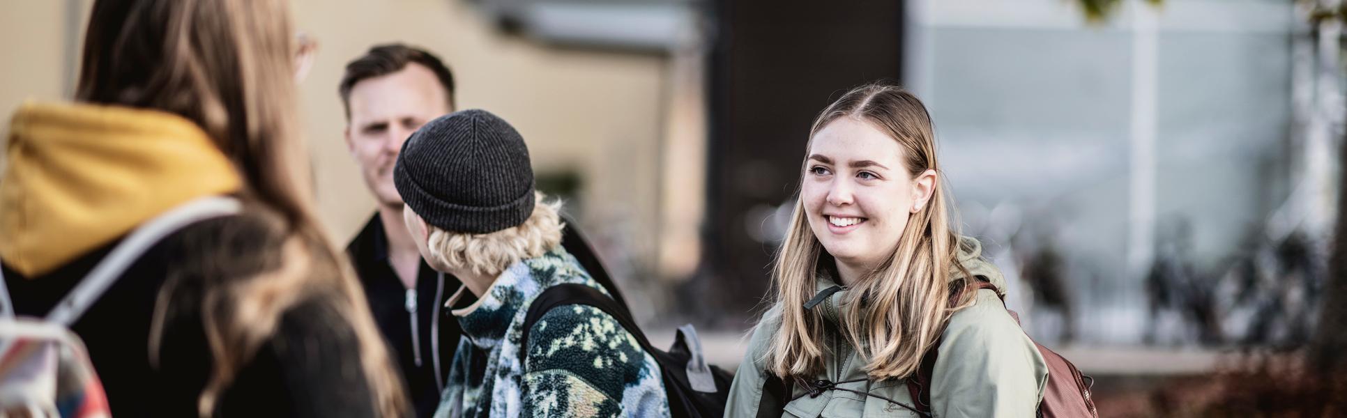 Studenter i campusmiljö.