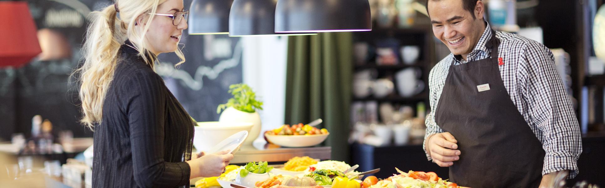 Restaurangpersonal framför en hotellfrukost