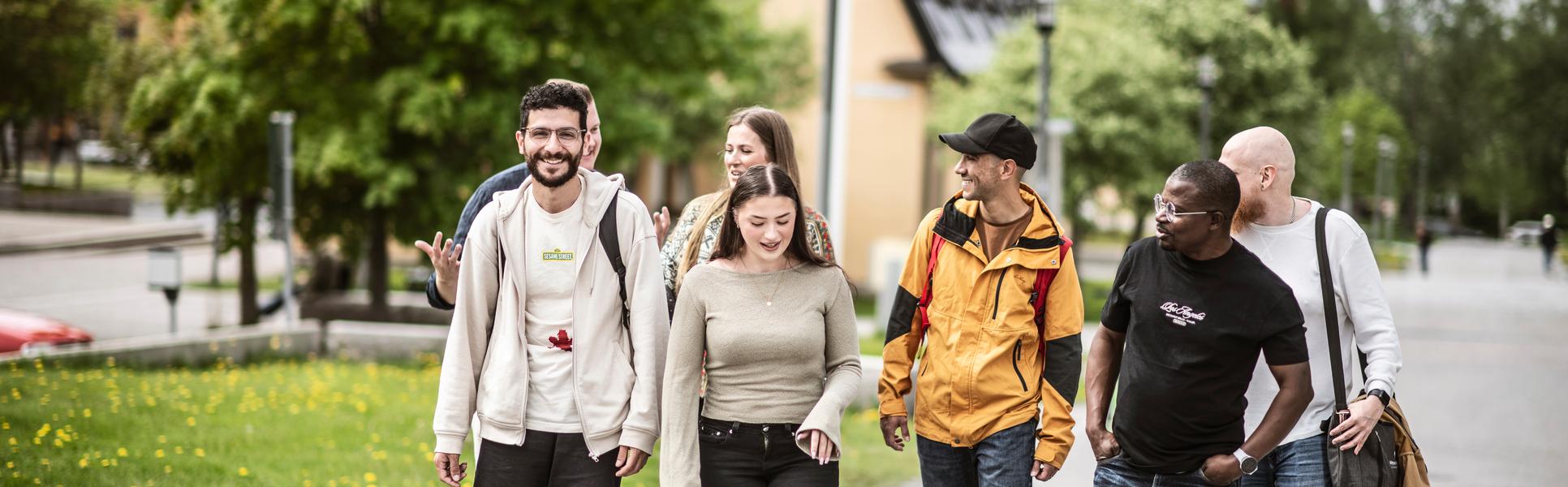 glada studenter campusmiljö.