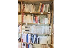 Hyllan Mcs Samer finns i Riksarkivet i Östersunds referensbibliotek. Tillsammans med Patricia Fjellgren och Kaisa Huuva arbetade konstnären med klartext och förslag på nya ämnesordskategorier, tex. Renbeteslagen = svensk lag.