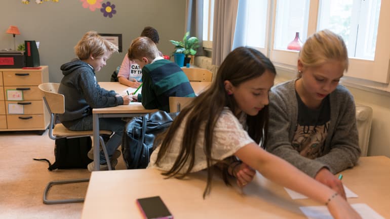 21342086-skolbarn-i-klassrum.jpg