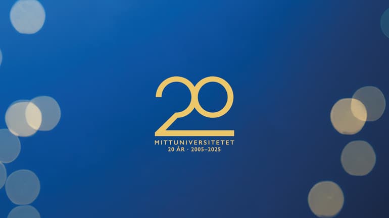 Mörkblå bakgrund med gildglitter och texten Mittuniversitetet 20 år 2005-2025.