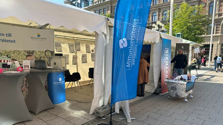 ett tält och en blå flagga