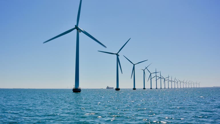 Vindkraftspark i Öresund, med en lång rad av vindkraftssnurror placerade i havet
