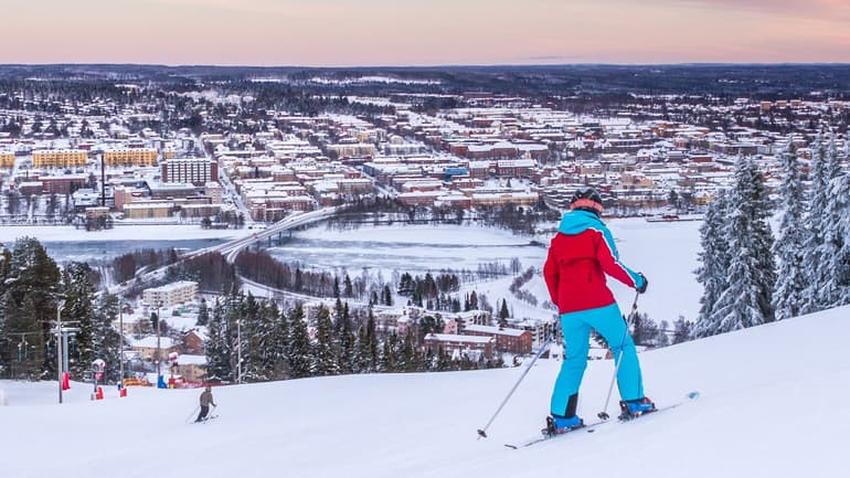 En pojke som åker slalom i Östersund
