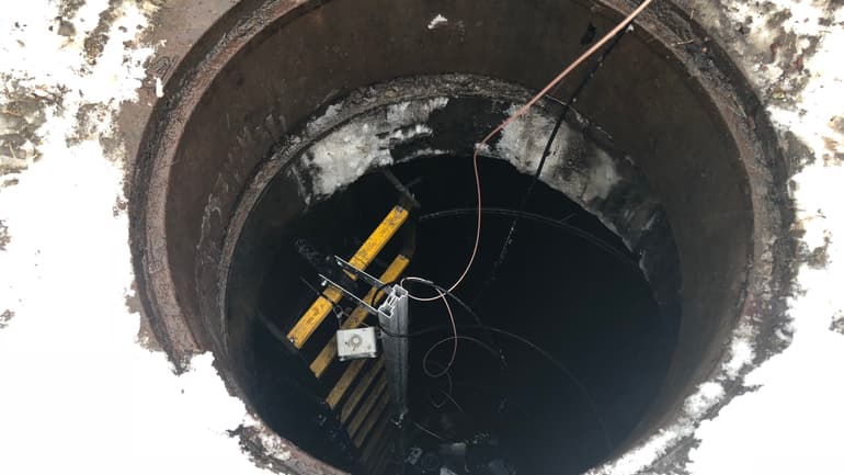 Sensor och bräddmätare installerad i brunn.JPG